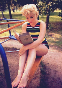 marilyn_monroe_reading_bo.jpgok